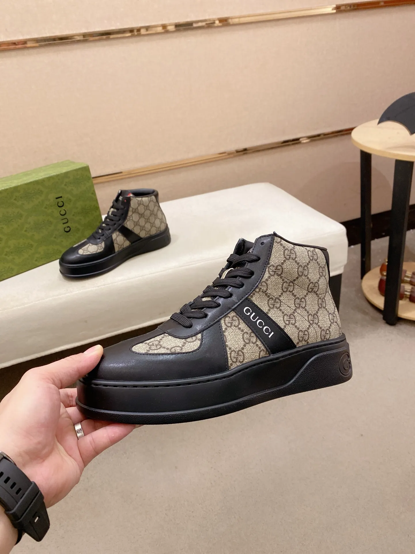 Factory price: 442💰 (GUCCI) The latest model from the official website🎁🎁Casual and fashionable men's shoes👟, hot style💥The style is simple and elegant, exclusive for trendy men. Unique official website's latest brand elements👑original Gucci decoration, fashionable and generous, the fabric is original cowhide ✅sheepskin lining, the official website specifies wear-resistant casual outsole, the classic model is taken in kind at the counter🎬38-44 (can be customized for 45 non-refundable)